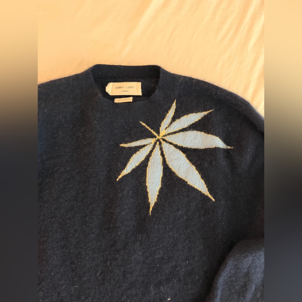 Leret leret Navy cashmere Sweater with Leaf Design
